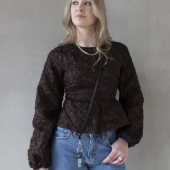 Avainkaulanauha Miiko pitkä ruskea hirvennahkaa pituus n. 124 cm