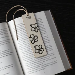 Kirjanmerkki Miiko Kukat koivuvaneri/poronnahkaa 4x14cm