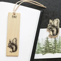 Kirjanmerkki Miiko Orava koivuvaneri/poronnahka 4x14cm