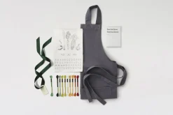 Kirjontasetti esiliina DMC