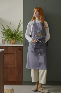 Kirjontasetti esiliina DMC