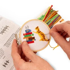 Kirjontasetti mini kissa Kikkerland