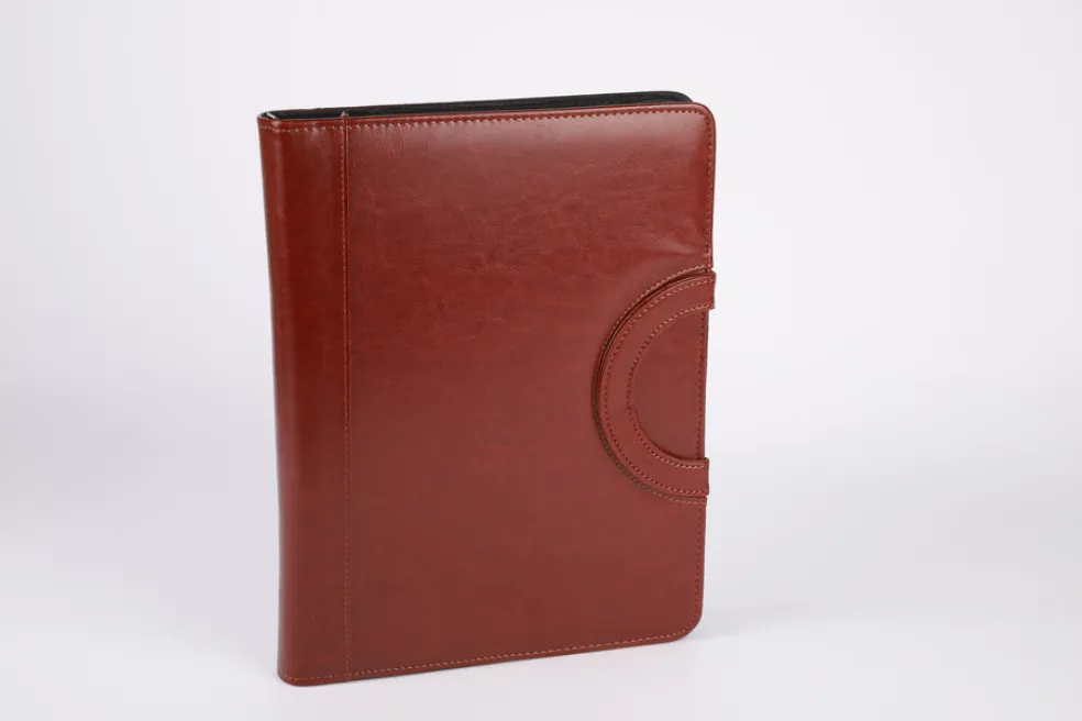 Kokouskansio PU ruskea kahvoilla, 2 renkainen