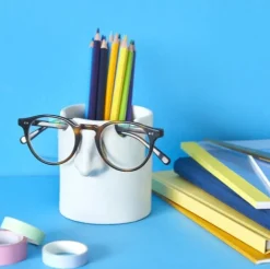 Kynäpurkki ja silmälasiteline Mr. Tidy