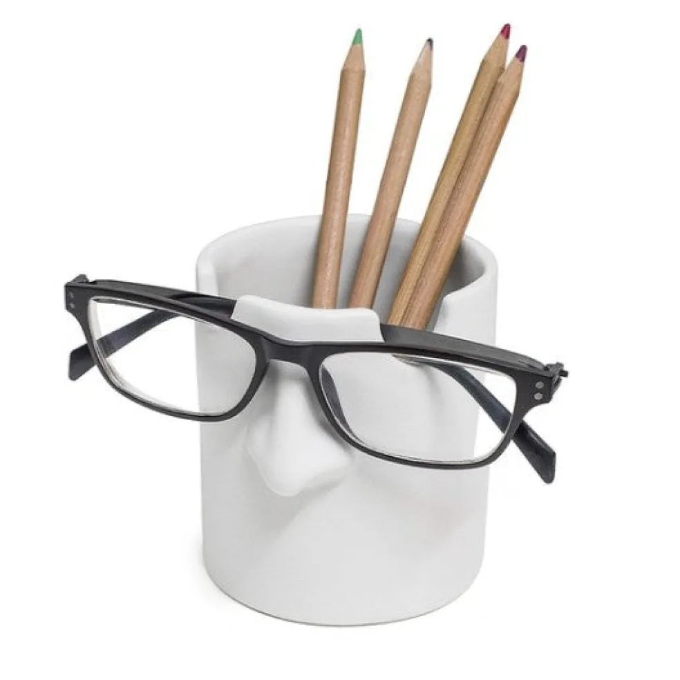 Kynäpurkki ja silmälasiteline Mr. Tidy