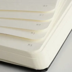 Muistikirja A4+ Leuchtturm1917 Slim Hard Port Red plain, kovakantinen blanco