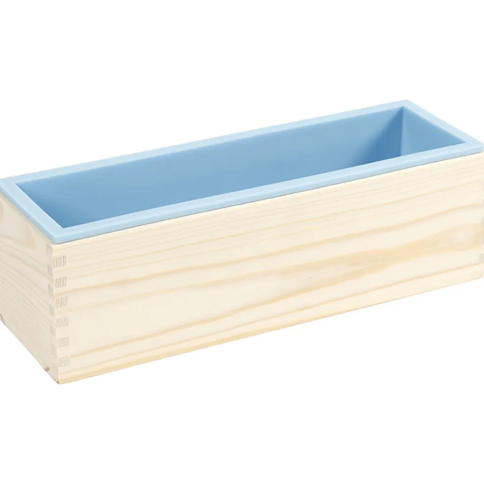 Silikonimuotti puurasiassa saippuanvalmistukseen