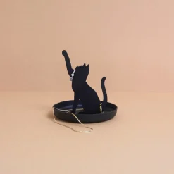 Sormusteline musta metallinen kissa Balvi